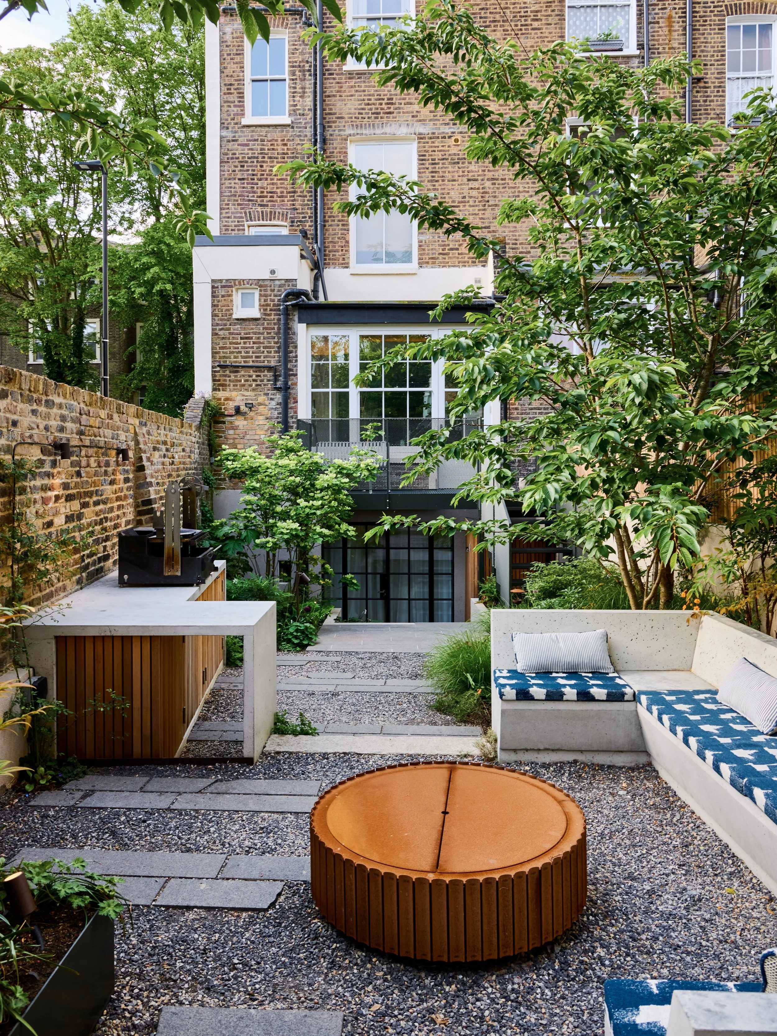 Our garden for Tom, an urban space to entertain, cook and relax with friends, surrounded by trees and plants. 

Expertly crafted by the dream team at @urbanmeadows_ 

More shots to follow! 

📸 @willmarshcaptures 
🏗️ @surreyironcraft 
🌳 @deepdaletr