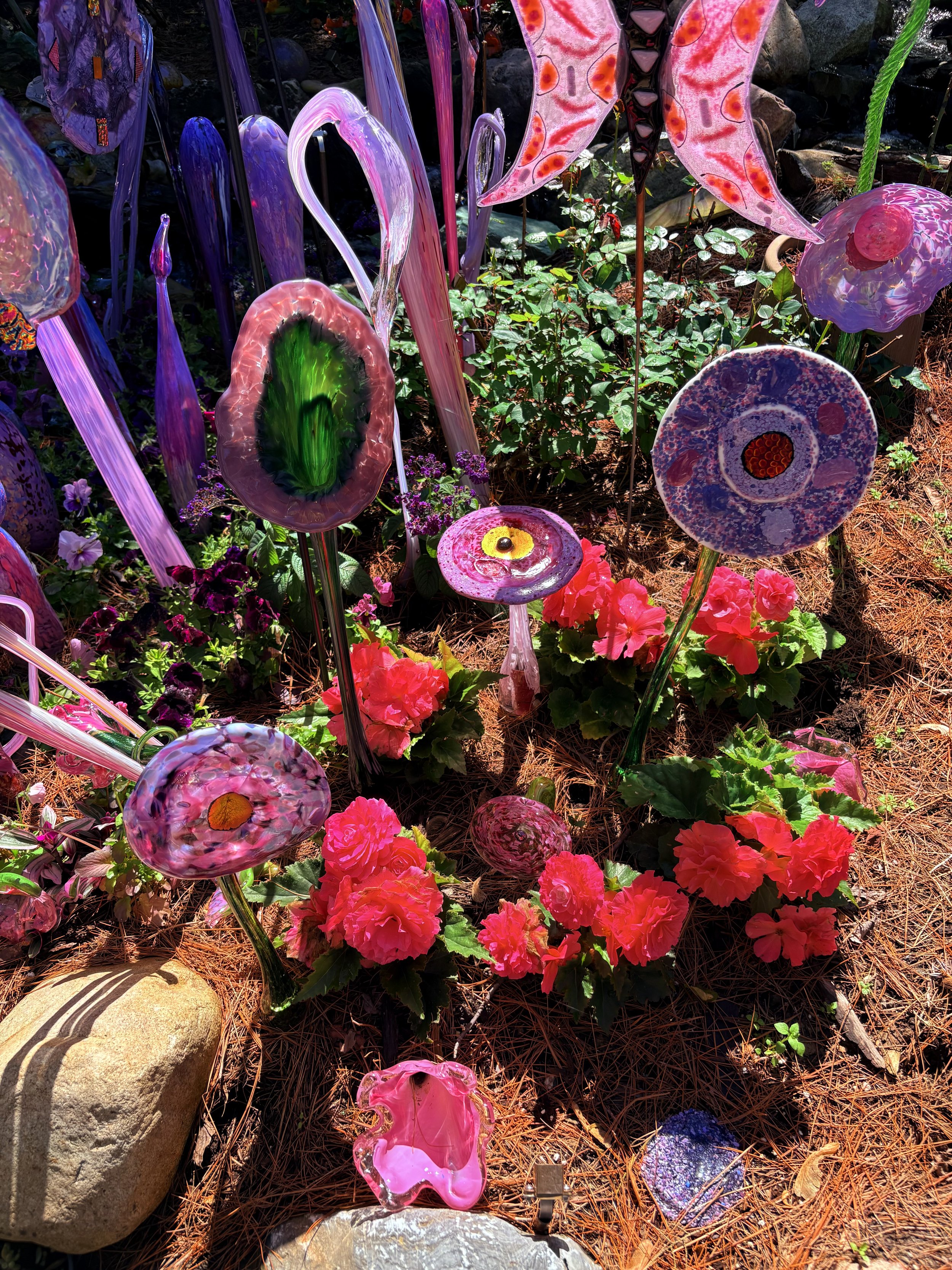 On Sunday September 27 from 12pm to 5pm, Nisson Glass Art is hosting a garden art show and sale to benefit the Ann Arbor Art Center (A2AC) Art in Public program. Click on image above for details.
