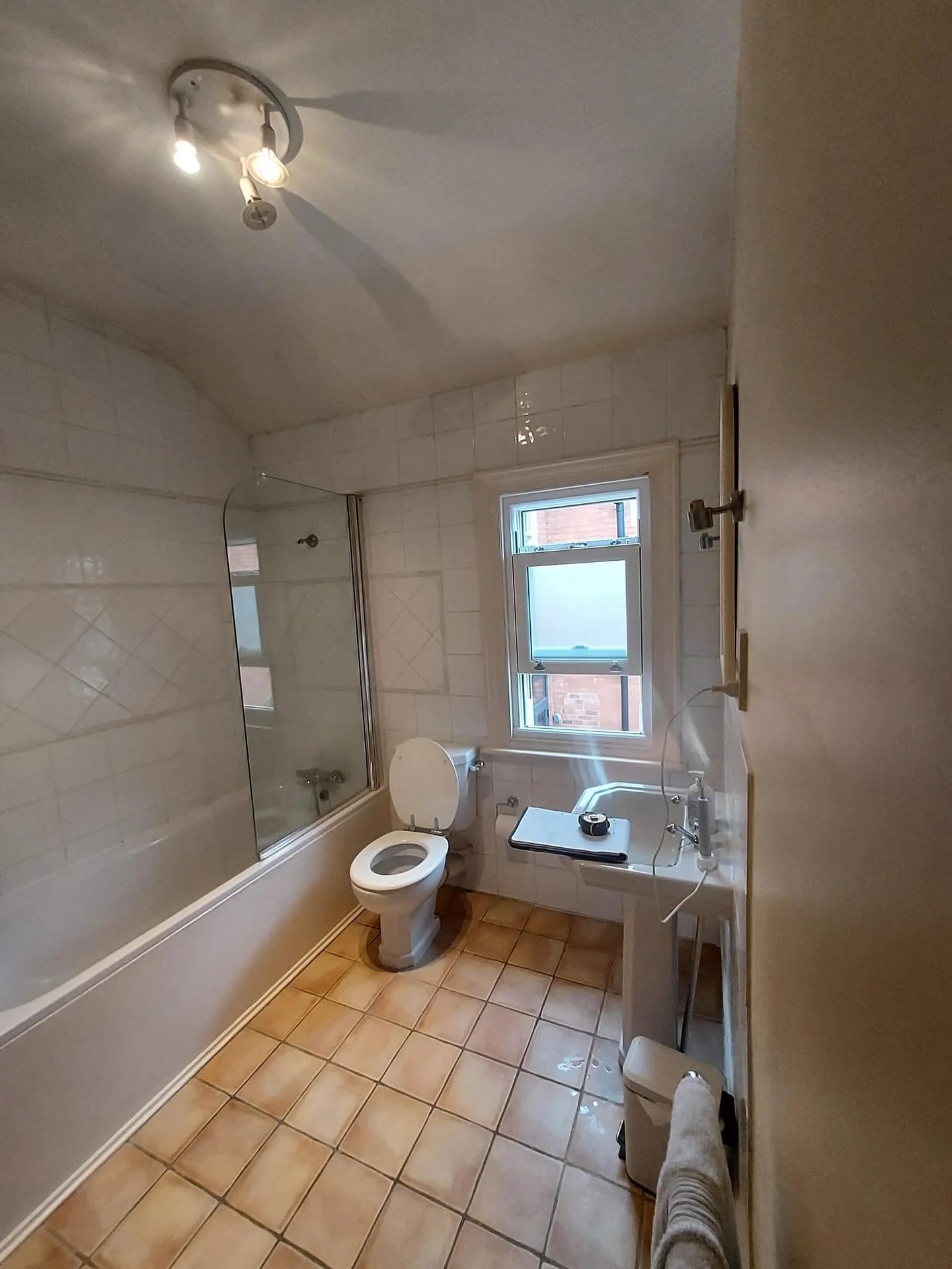 SWIPE &gt;&gt;&gt; to see this stunning bathroom + shower room makeover we completed for our customer. 

🚿🛁 Modern finishes, sleek design, and a fresh new space to relax in style. Designed, installed and tiled by us. 

#worcestershire #plumbing #dr