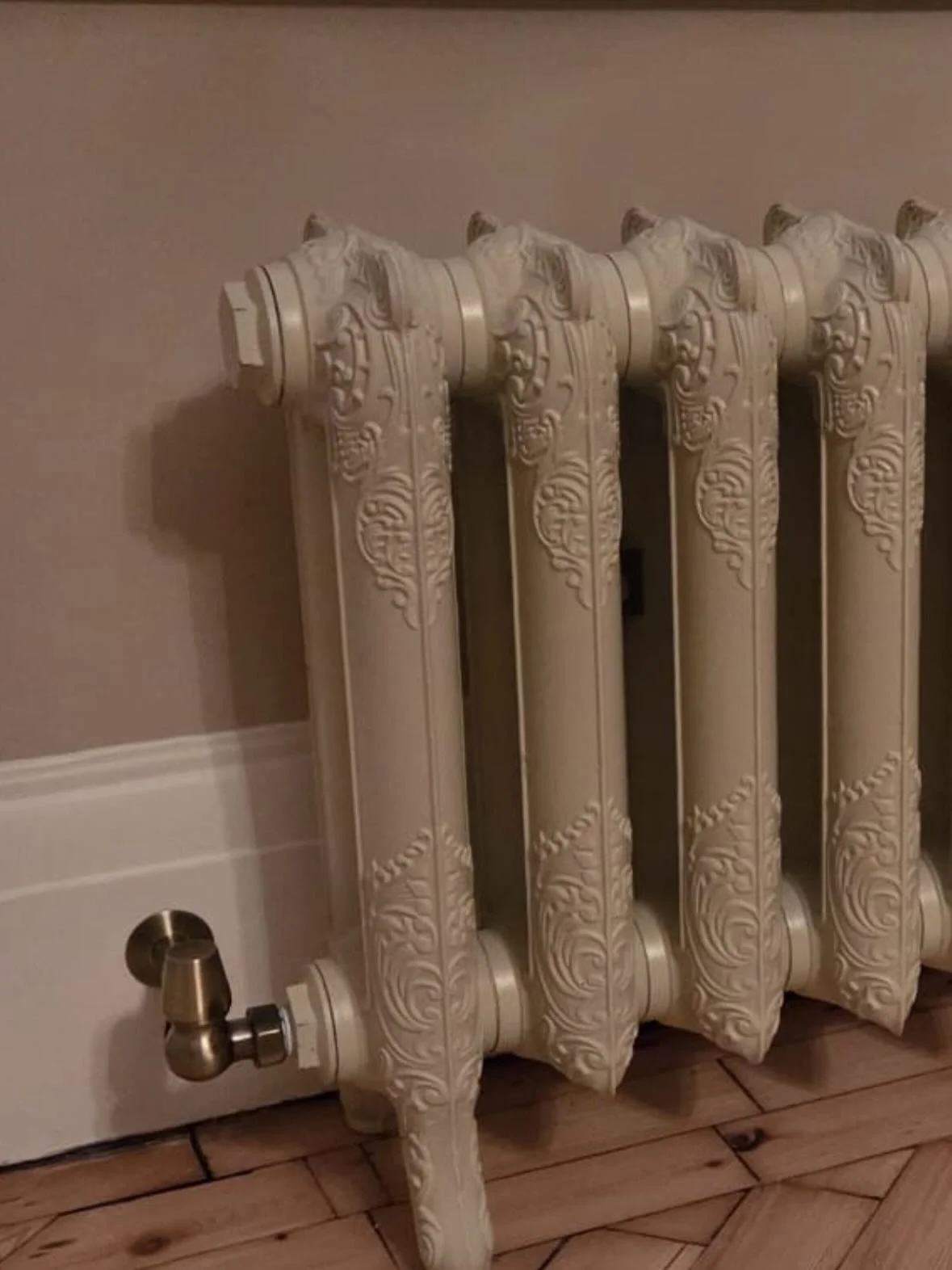Something abit different yesterday. Check out these stunning radiators! The attention to detail is second to none. I bet you can&rsquo;t guess how much they weigh! 😅😅 

Super busy now on the lead up to Christmas but if you&rsquo;re thinking about s