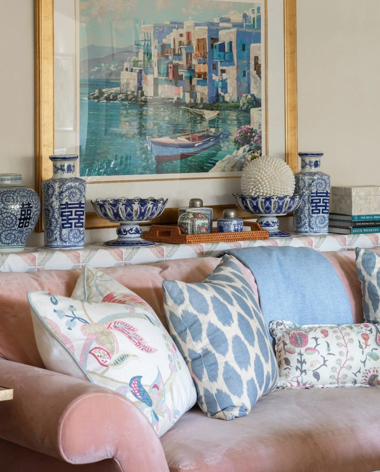 Every living room deserves a touch of personality and nothing says I have taste and confidence like a pink sofa stealing the show! 

Interior Design: @jkb_homedesign 
Photography: @public311design 

#jkbhomedesign 

#pinksofa #customfurniture #palosv