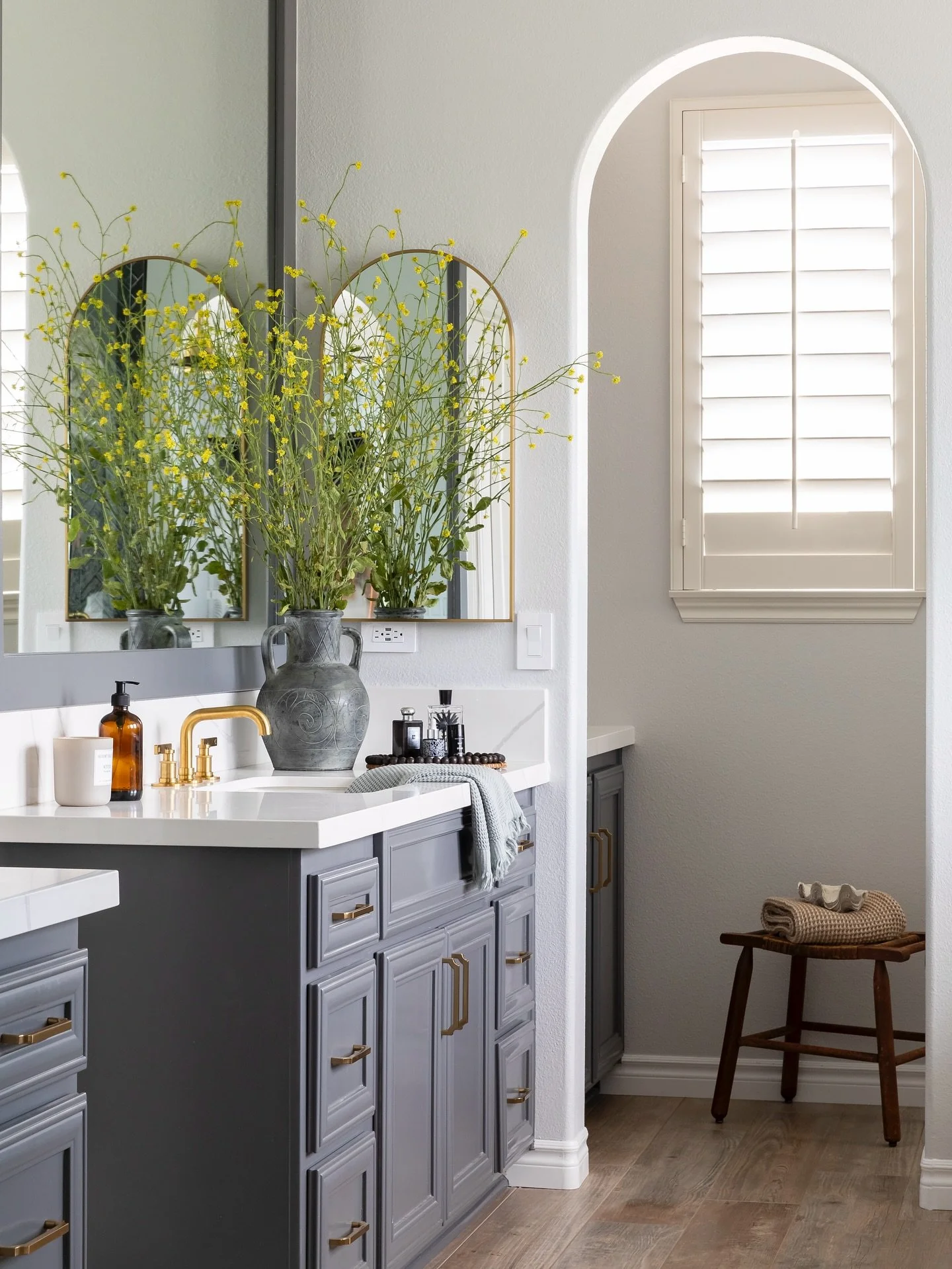 Our Crimson Canyon primary bath is a reminder that thoughtful design transforms everyday routines into a luxury retreat. 

Interior Design: @jkb_homedesign 
Photography: @ryangarvin 
Styling: @alchemy_collective_ 

#jkbhomedesign 

#primarybathroom #