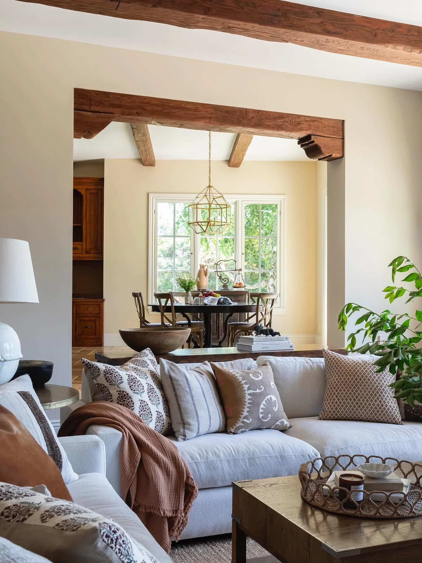 Setting the tone for November: calm, cool, and effortlessly refined. Just the way we like our interiors. 

Interior Design: @jkb_homedesign 
Photography: @ryangarvin 
Styling: @alchemy_collective_ 

#jkbhomedesign 

#refinedinteriors #palosverdesesta