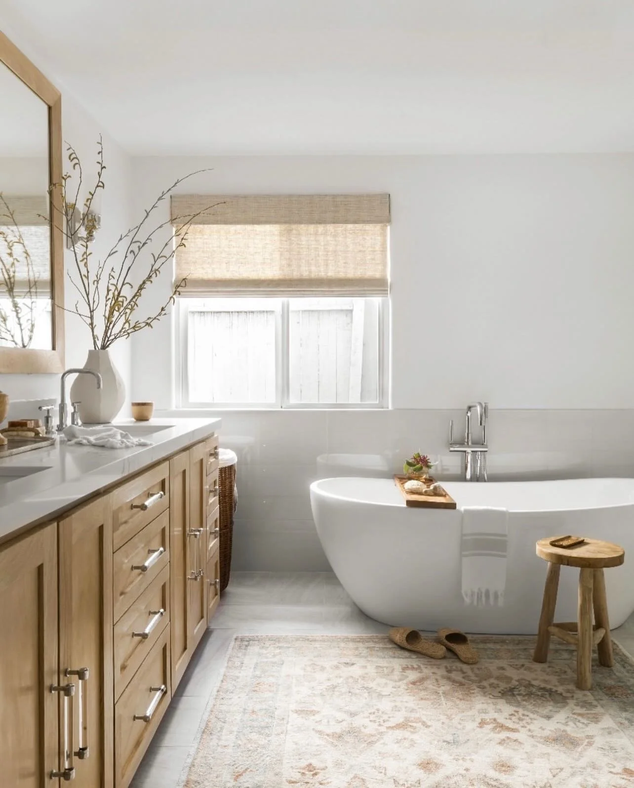 Small details, big impact&hellip;.

This Pacific Palisades primary bath is the definition of a serene escape.

Interior Design: @jkb_homedesign 
Photography: @public311design 

#jkbhomedesign 

#primarysuite #palosverdesestates #primarybathroomdesign
