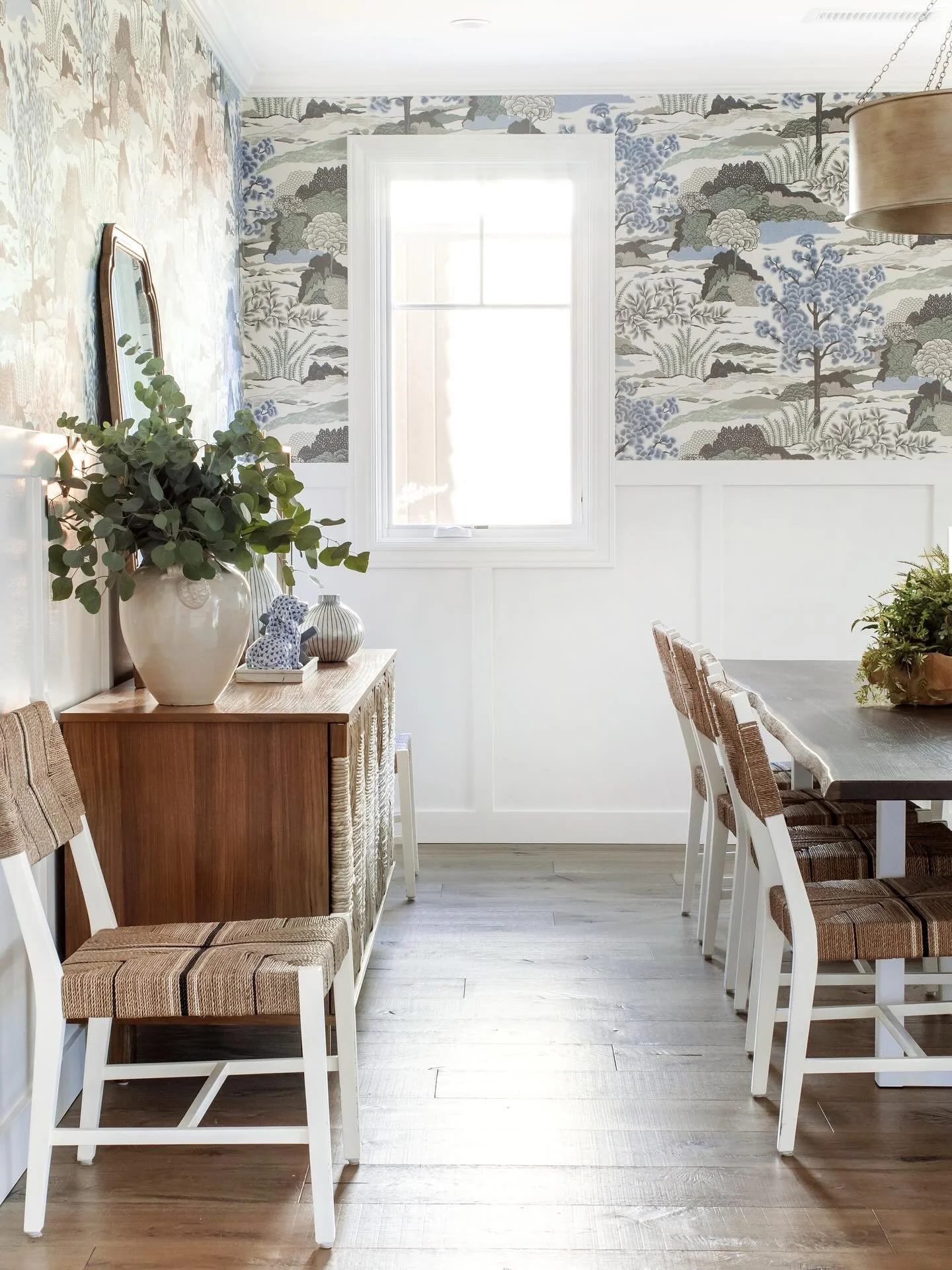 An invitation to linger a little longer &hellip;.

This dining room mixes soft texture and a touch of blue for that lived-in luxury feel. 

Interior Design: @jkb_homedesign 
Photography: @public311design 

#jkbhomedesign 

#diningroomdesign #palosver