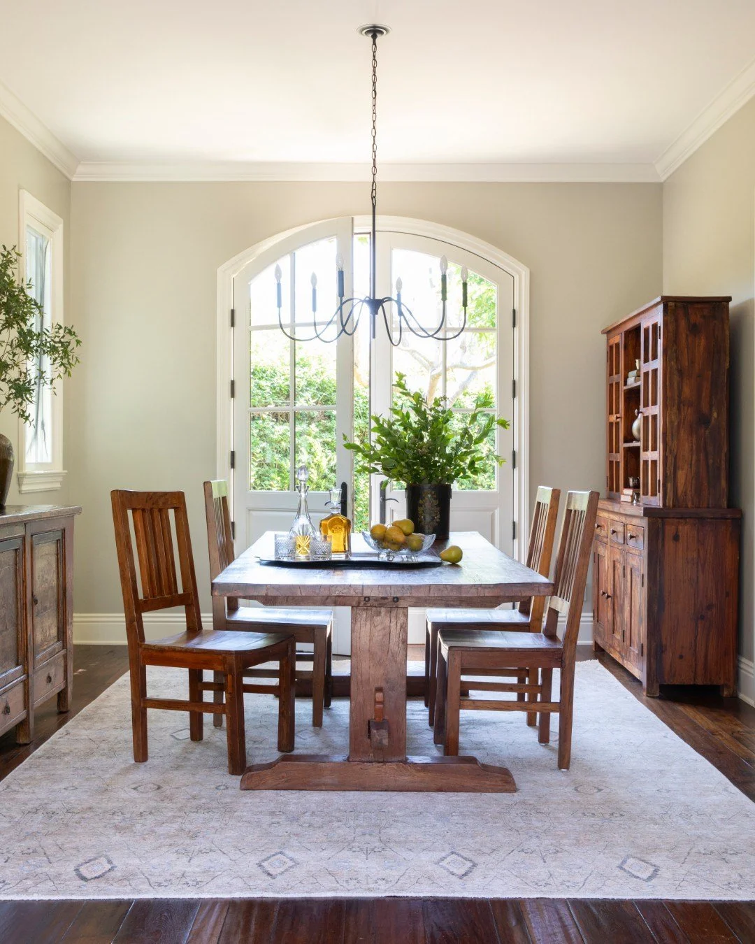It&rsquo;s all in the details ✨

From the antique furniture to the sunlit French doors, this dining room blends classic French Country charm with a modern, tailored touch. Rustic textures meet clean lines, and timeless architecture meets effortless l