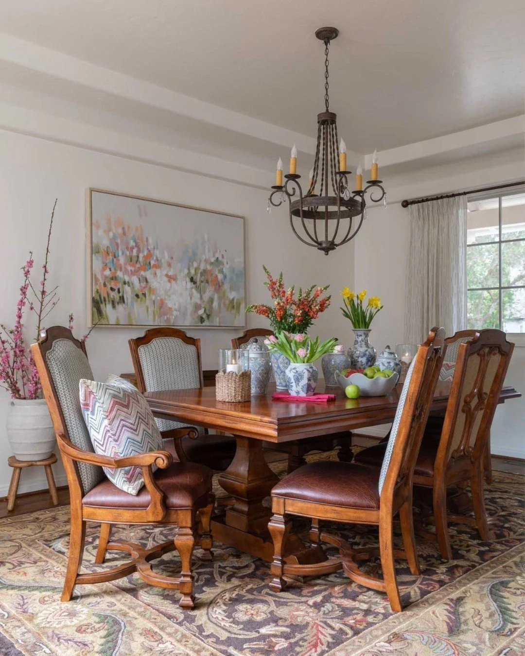 Dining room reveal at The Reimagined Villa✨

Florals take center stage in this space. From the bold patterned textiles that helped shape the palette to the fresh arrangements that bring a sense of movement and softness, every detail was designed to f