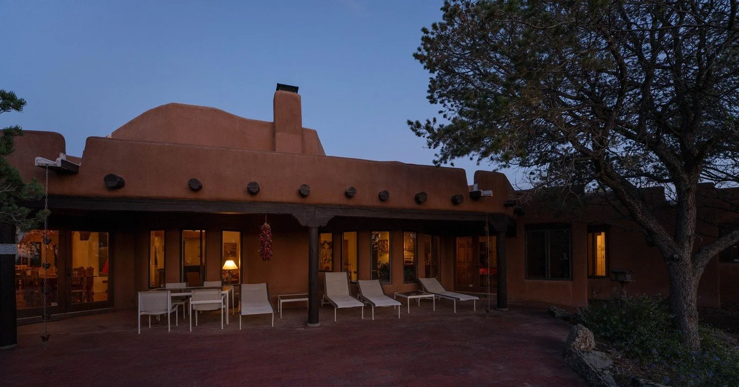 🌆✨ As the sun dips below the horizon, it casts a magical glow on this beautiful home, showcasing its charm and possibilities. Twilight is more than just a time of day&mdash;it&rsquo;s the perfect backdrop for making a house feel like a home. 

📸 Ev