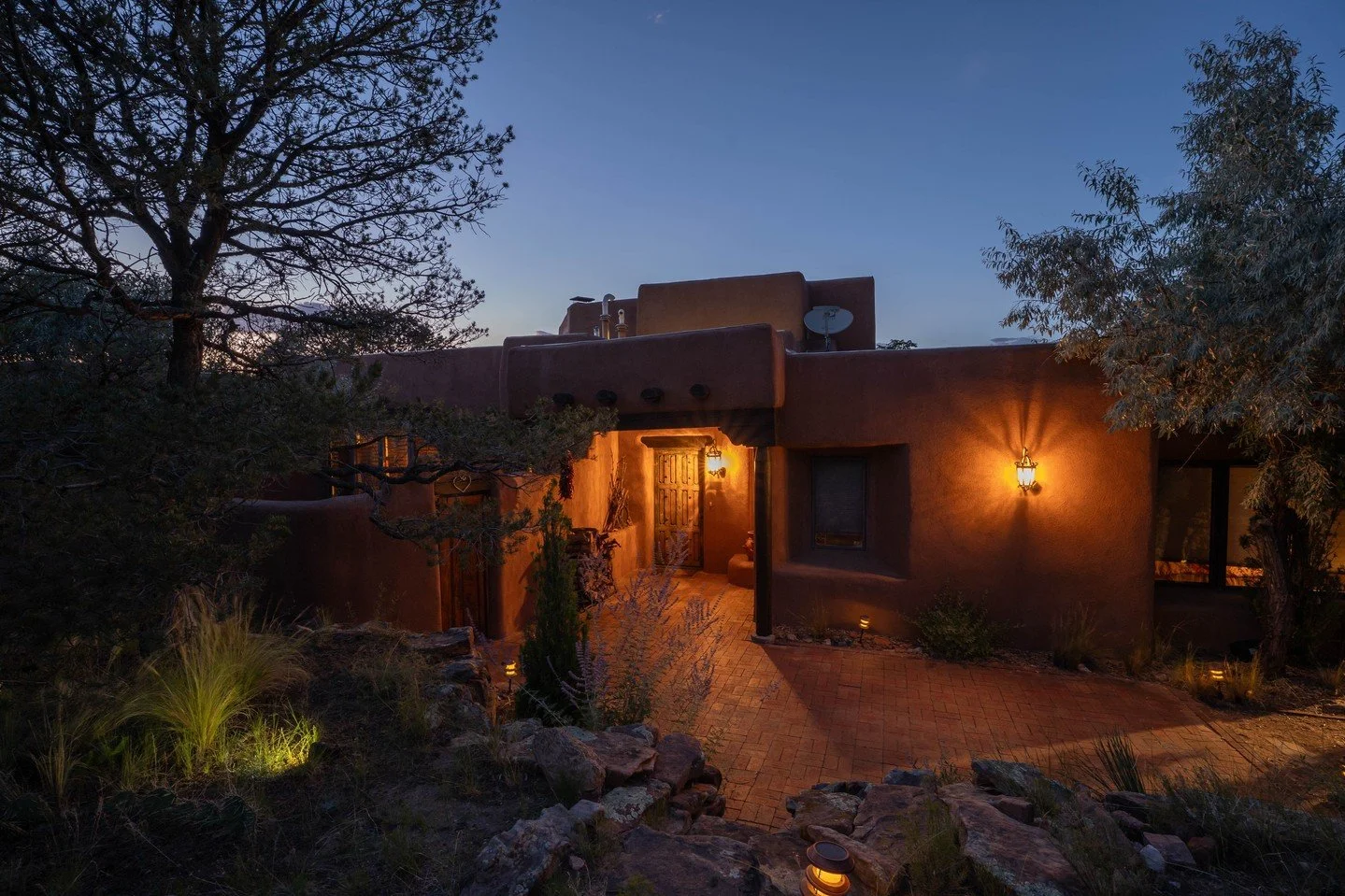 It&rsquo;s all in the details &mdash; the curve of a doorway, the glow of afternoon light, the textures that make a house feel like home.⁠
Our eye for detail brings those moments to life in every shot.⁠
⁠
📷 Real estate photography that feels refined