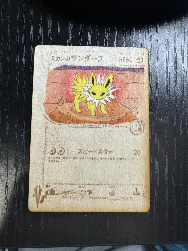 A Pokémon trading card featuring Jolteon, an Electric type Pokémon, with Japanese text and illustration in a hand-drawn style.