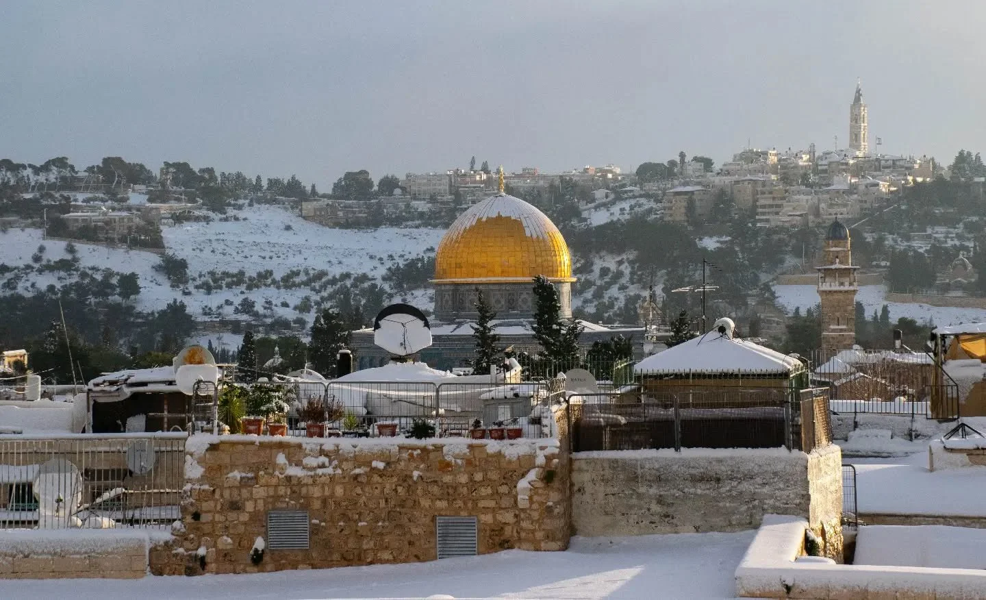 ירושלים המושלגת⛄️❄️
אירוע של פעם בכמה שנים
היה ועומד להסתיים🥶
אני אישית נהנתי מאוד, יצא לי בין היתר לצלם זריחה משוגעת בתצפית על הר הבית וזוויות מיוחדות בעיר העתיקה
.
מה דעתכם, היה שווה את זה?
.
#picturesrael #instagram_israel #all_israel #LOVES_ISRA