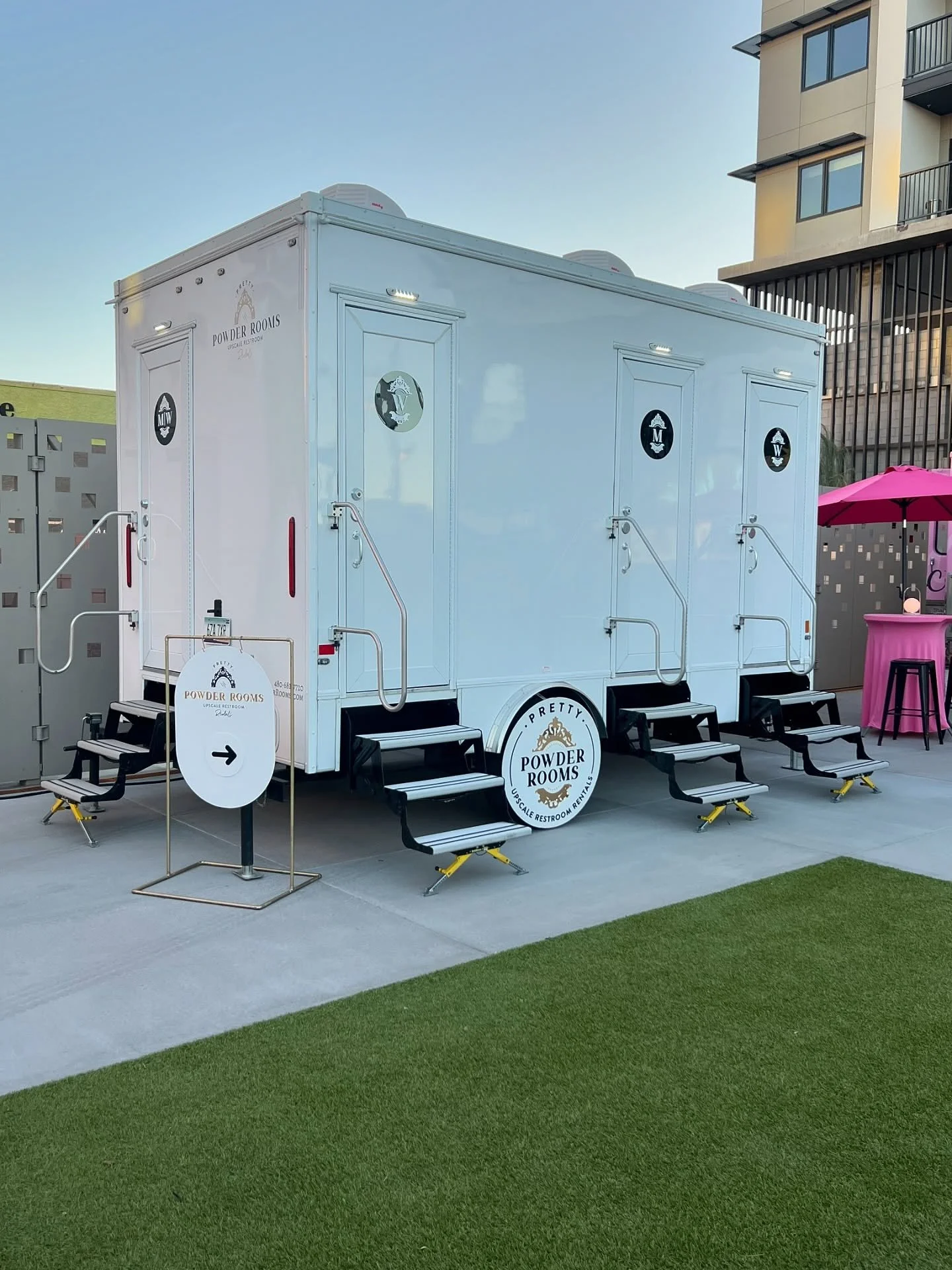 Sittin&rsquo; pretty at @mpi_az neon lights festival✨

#pretty #luxury #specialevent #mpi