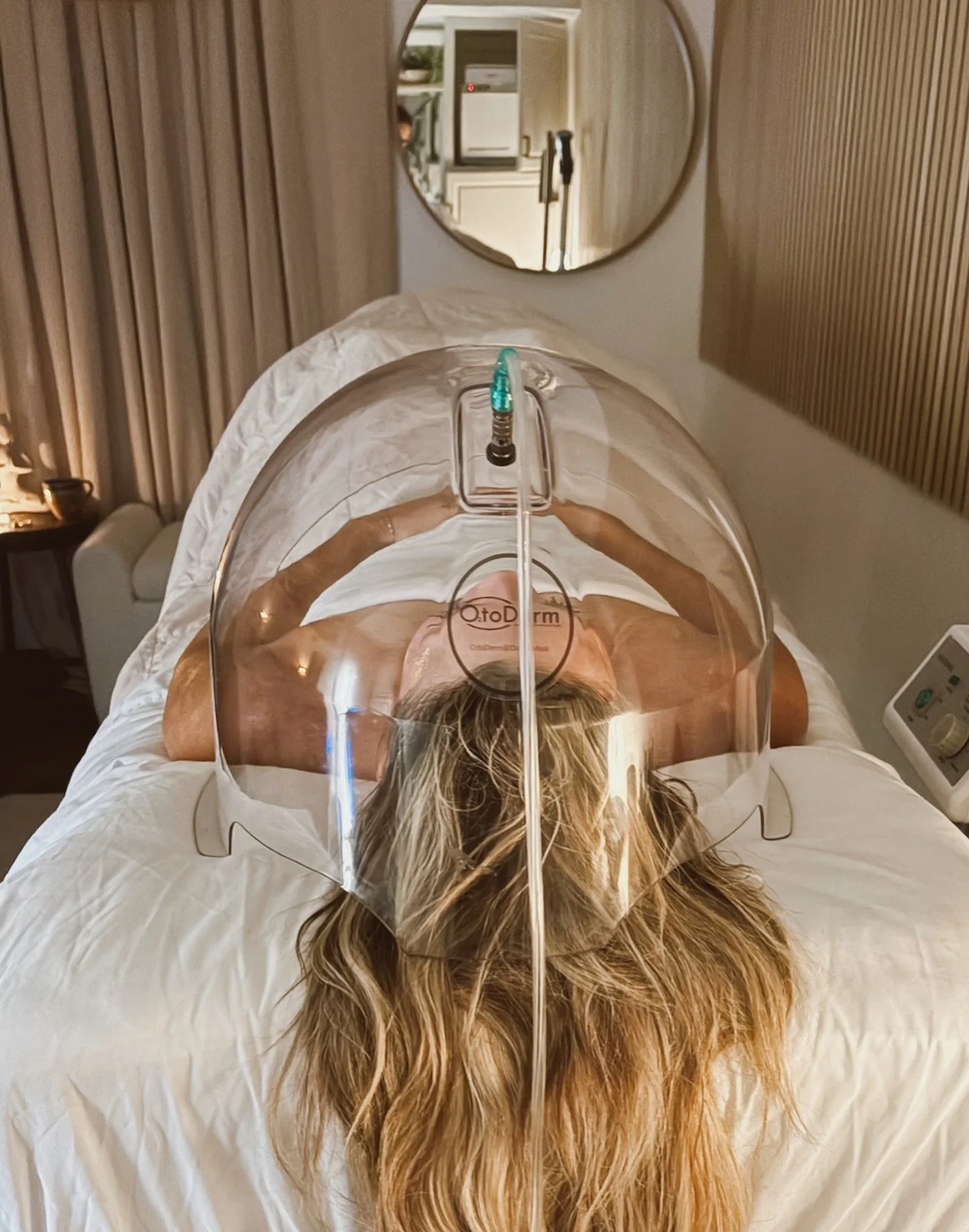 Let&rsquo;s talk about the Oxygen Dome.

This isn&rsquo;t just a facial gadget &mdash; it&rsquo;s a skin-boosting experience. The oxygen dome delivers a gentle flow of purified oxygen and anions (negatively charged ions) to the skin, helping it heal,