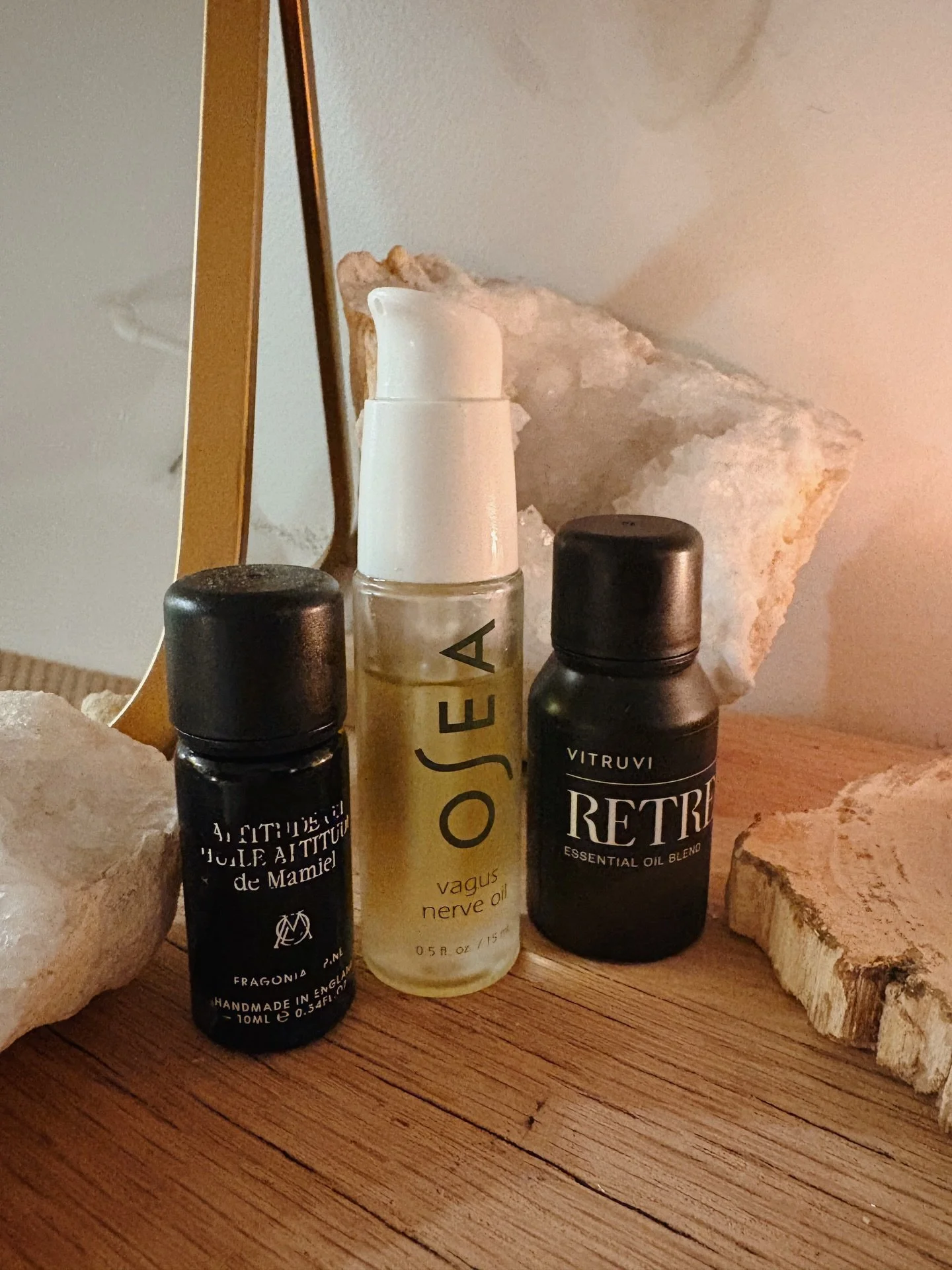 Did you know your sense of smell can instantly shift your nervous system?

When you inhale certain essential oils, scent molecules travel through the olfactory nerve straight to the limbic system- the emotional center of your brain. 

The result? A g