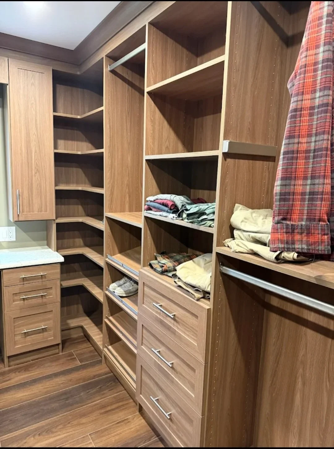 Walk-in, Primary Bedroom
Color Kiss Curl with Brushed Brass
Mount Olive, NJ