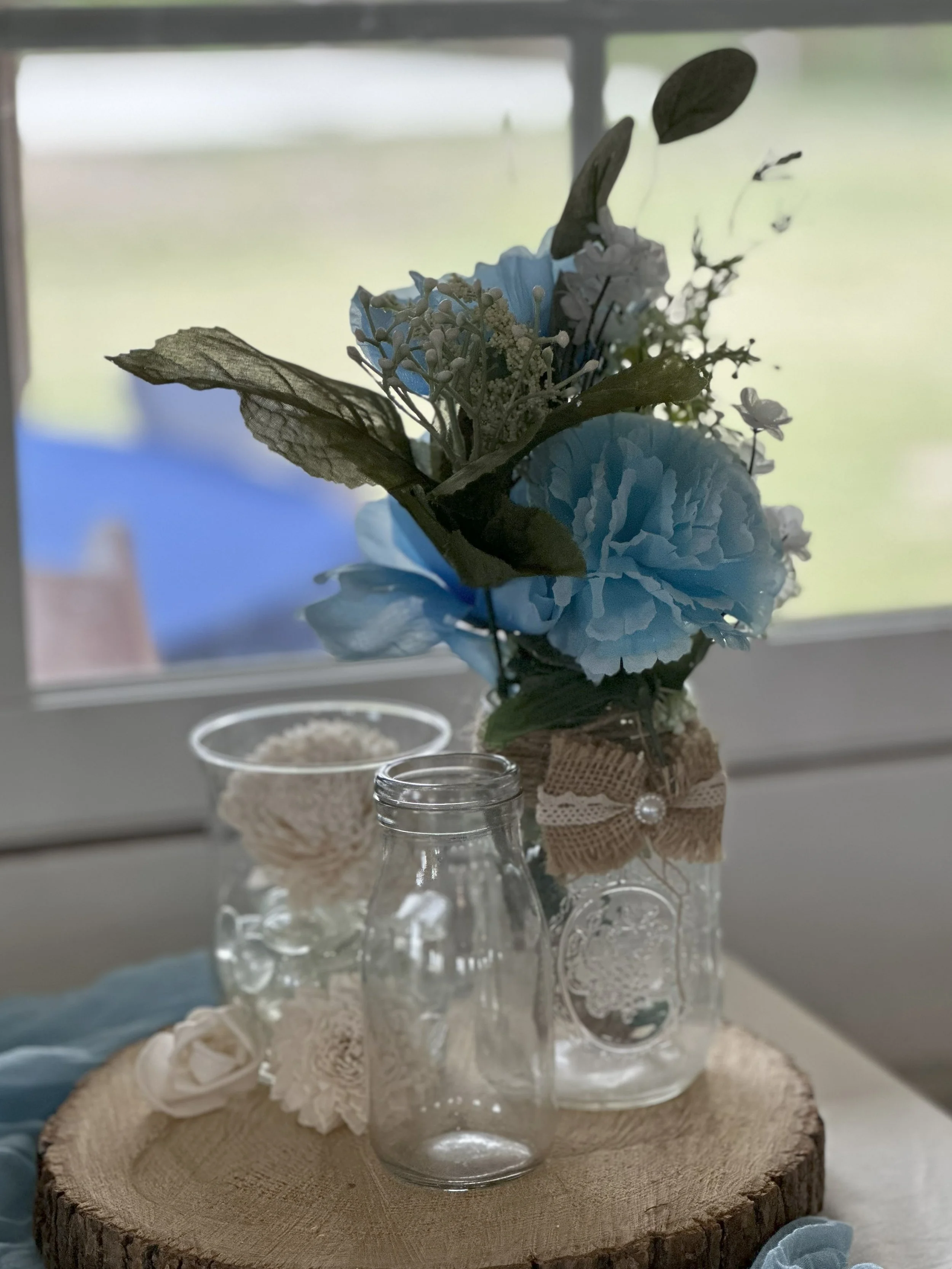 This bride choose baby blue and white as her colors. We used burlap and ribbon runners with a variety of clear glass jars.