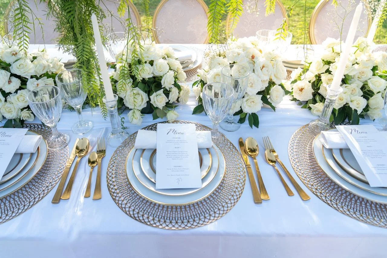 mise-en-table-mariage-roses-blanches-vaisselle-doree-domaine-hayati-marrakech.jpg