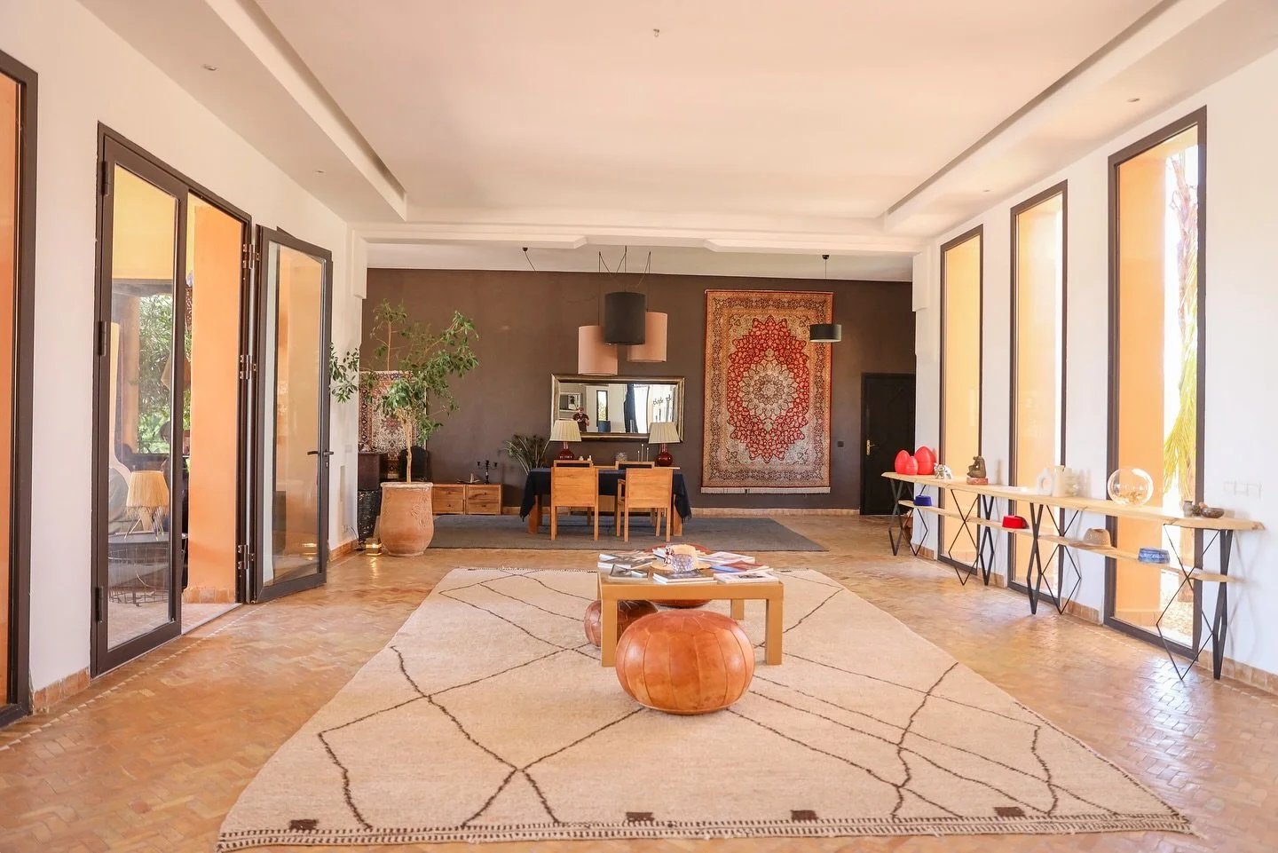 🛋️ Le charme op&egrave;re d&egrave;s le salon&hellip;
 Mat&eacute;riaux nobles, ambiance chaleureuse et inspiration marocaine repens&eacute;e avec &eacute;l&eacute;gance.
 Un espace &agrave; vivre, &agrave; partager, &agrave; savourer 🫂
 Bienvenue 