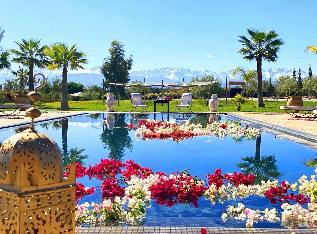 ✨ Un coin de paradis sur Terre ✨

Au Domaine Hayati, la nature se fait spectacle :
Un jardin somptueux baign&eacute; de lumi&egrave;re,
Une piscine miroir parsem&eacute;e de fleurs,
Une vue imprenable sur les montagnes de l&rsquo;Atlas enneig&eacute;