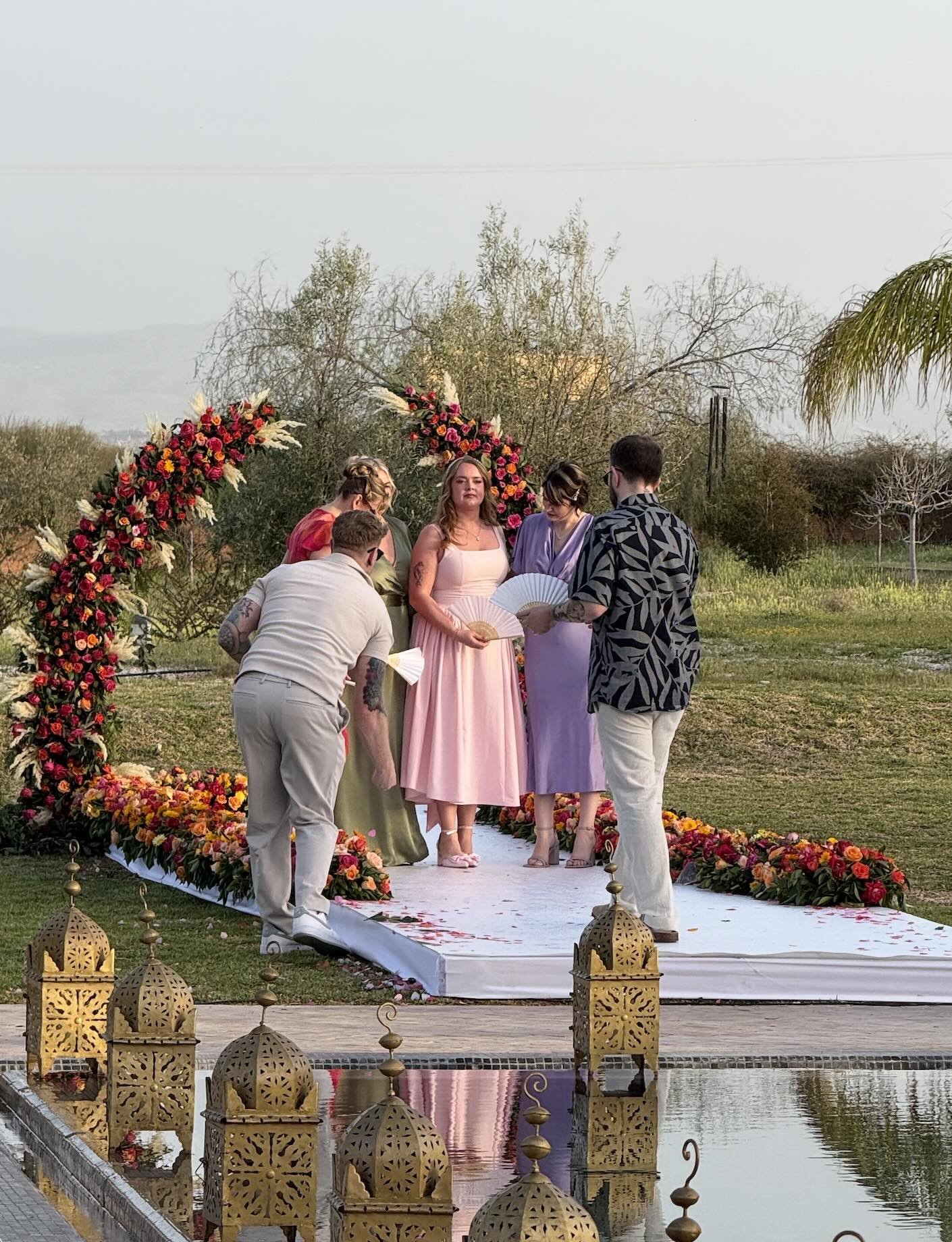 arche-florale-mariage-bord-piscine-domaine-hayati-marrakech.jpeg