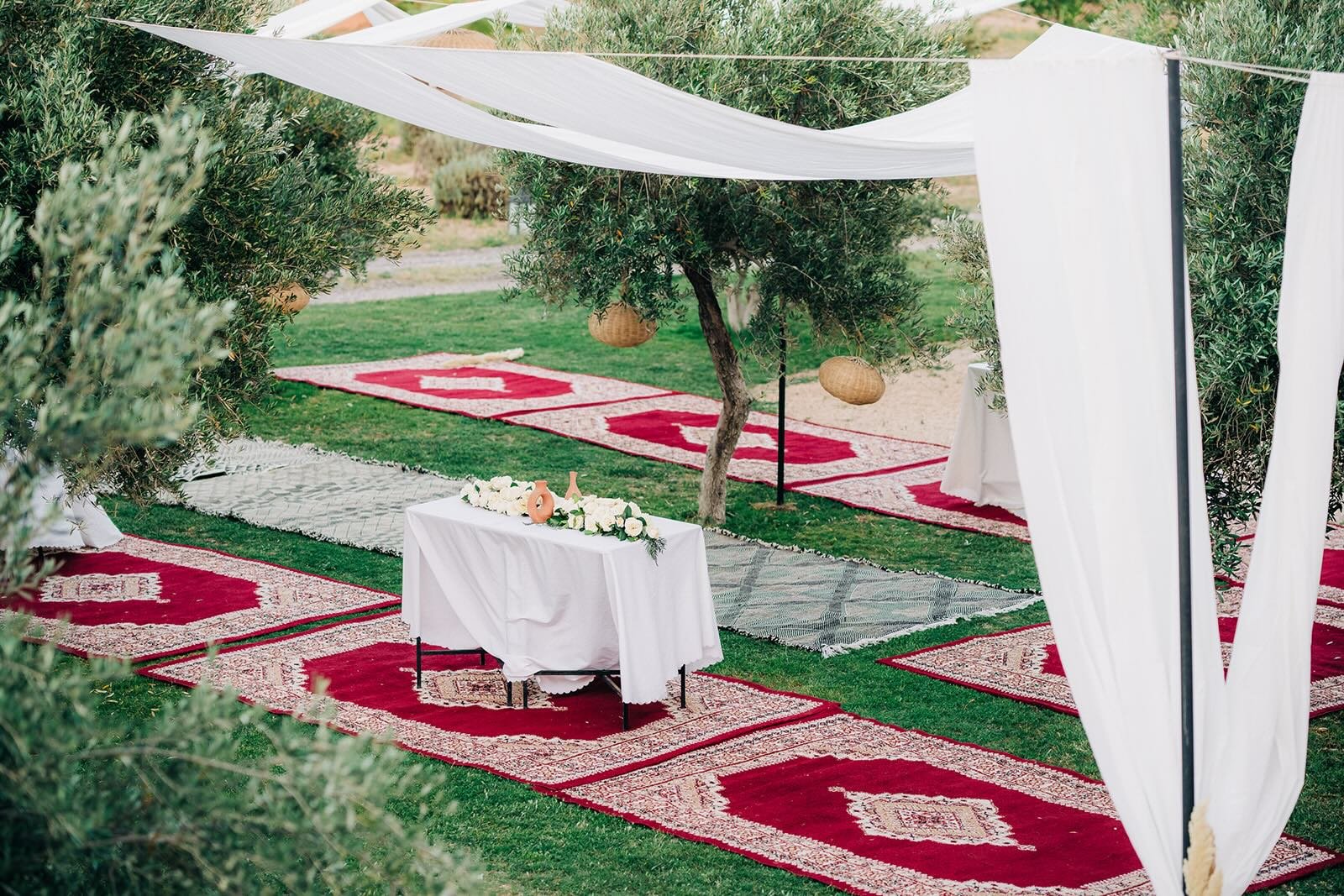 tapis-marocains-allee-ceremonie-oliviers-domaine-hayati-marrakech.jpeg