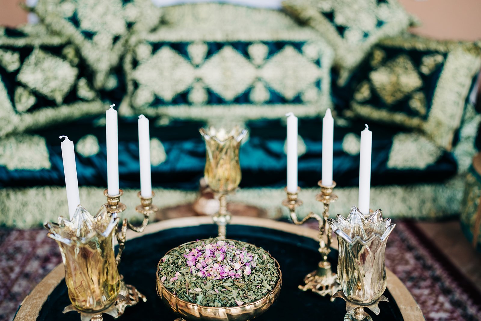 detail-bougies-petales-roses-salon-marocain-domaine-hayati-marrakech.jpg