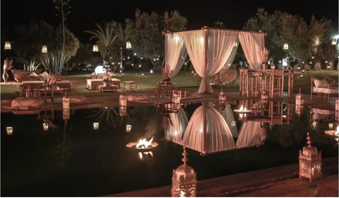tente-drapee-reflet-piscine-feu-nocturne-domaine-hayati-marrakech.jpg
