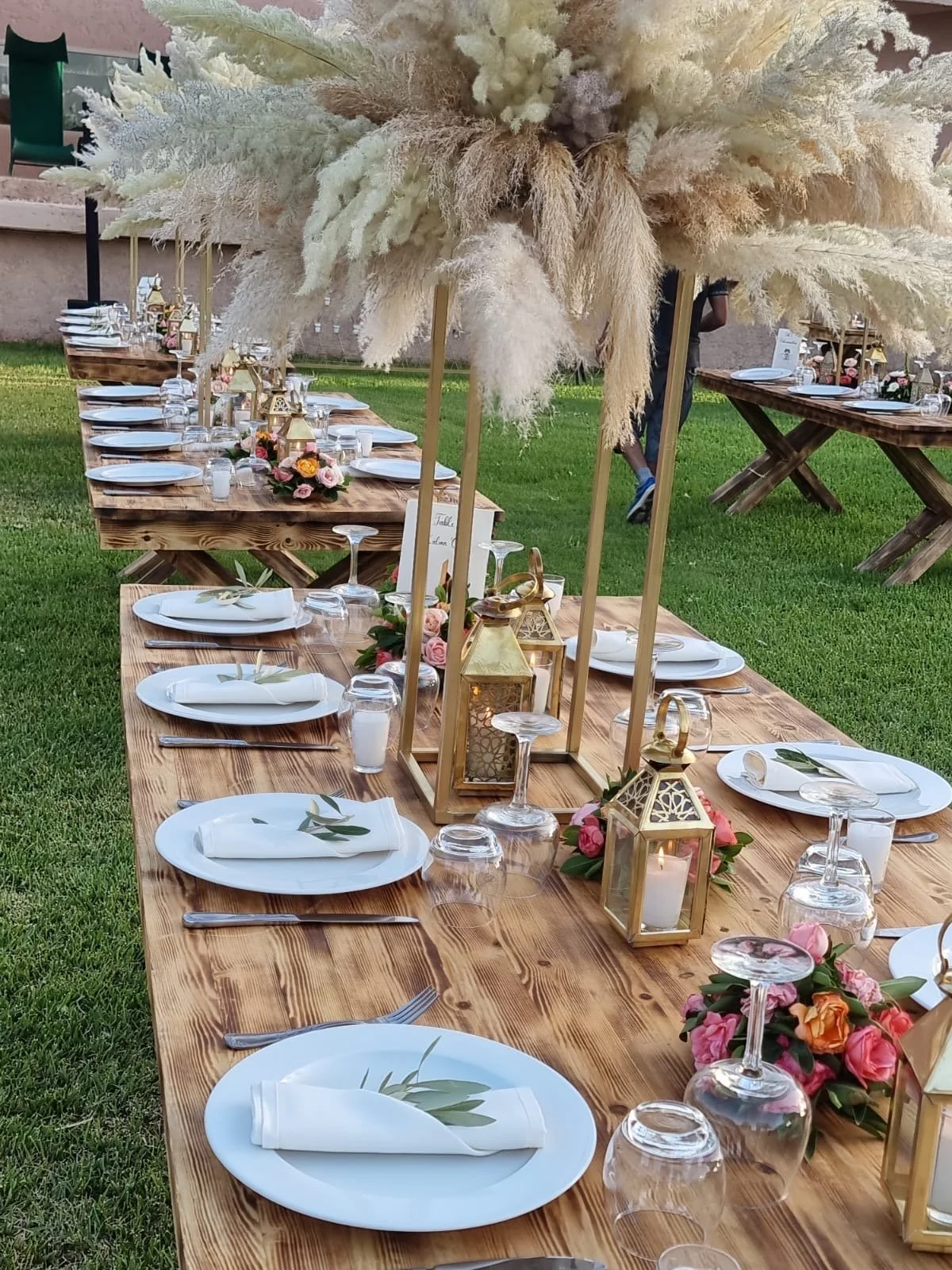 table-reception-boheme-pampas-dore-domaine-hayati-marrakech.jpg