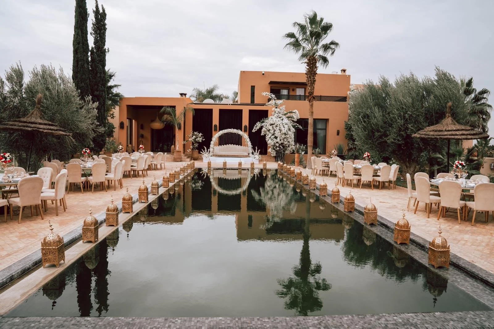 ceremonie-piscine-villa-lanternes-jour-domaine-hayati-marrakech.jpg