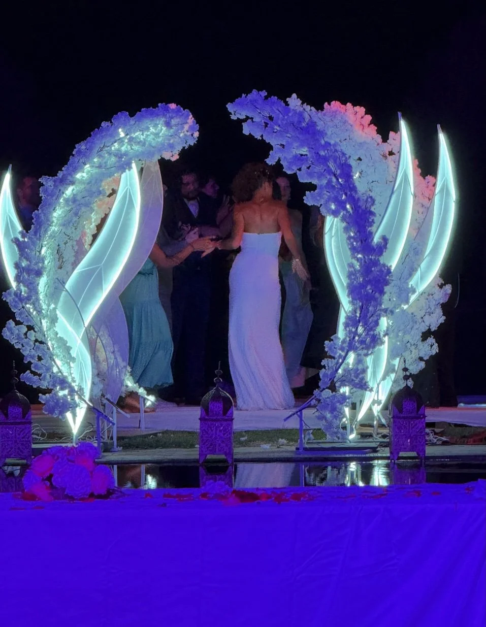 mariee-danse-arche-lumineuse-nocturne-domaine-hayati-marrakech.jpg