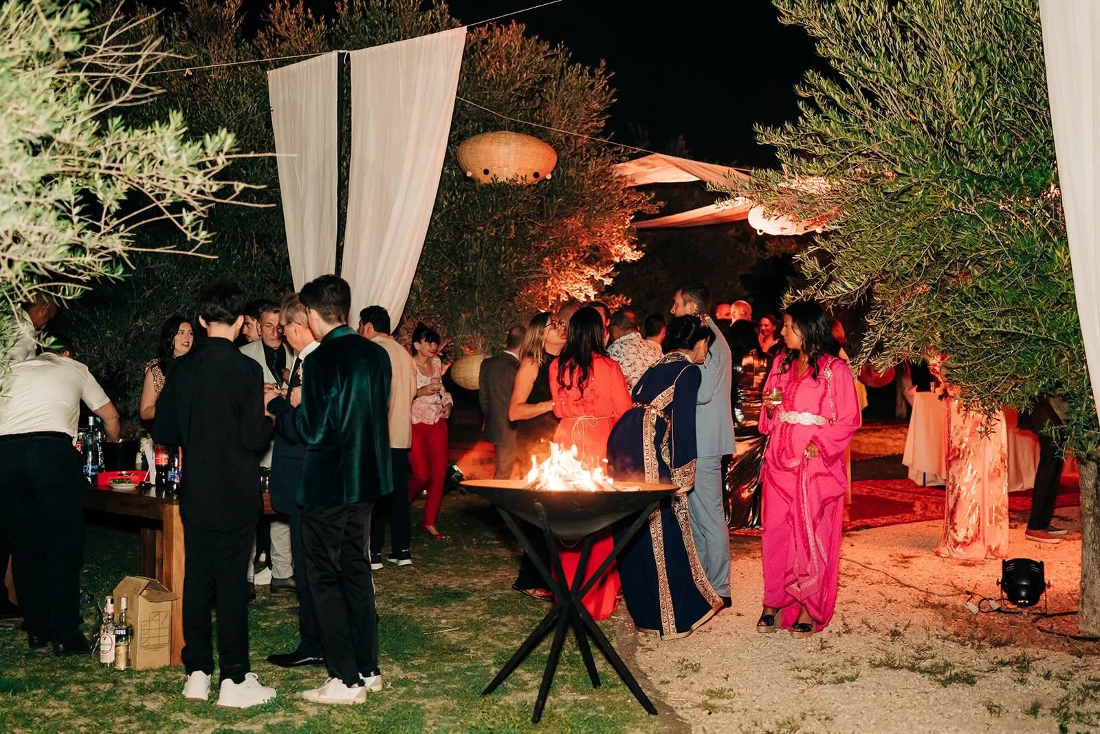 cocktail-soiree-feu-invites-caftans-domaine-hayati-marrakech.jpeg