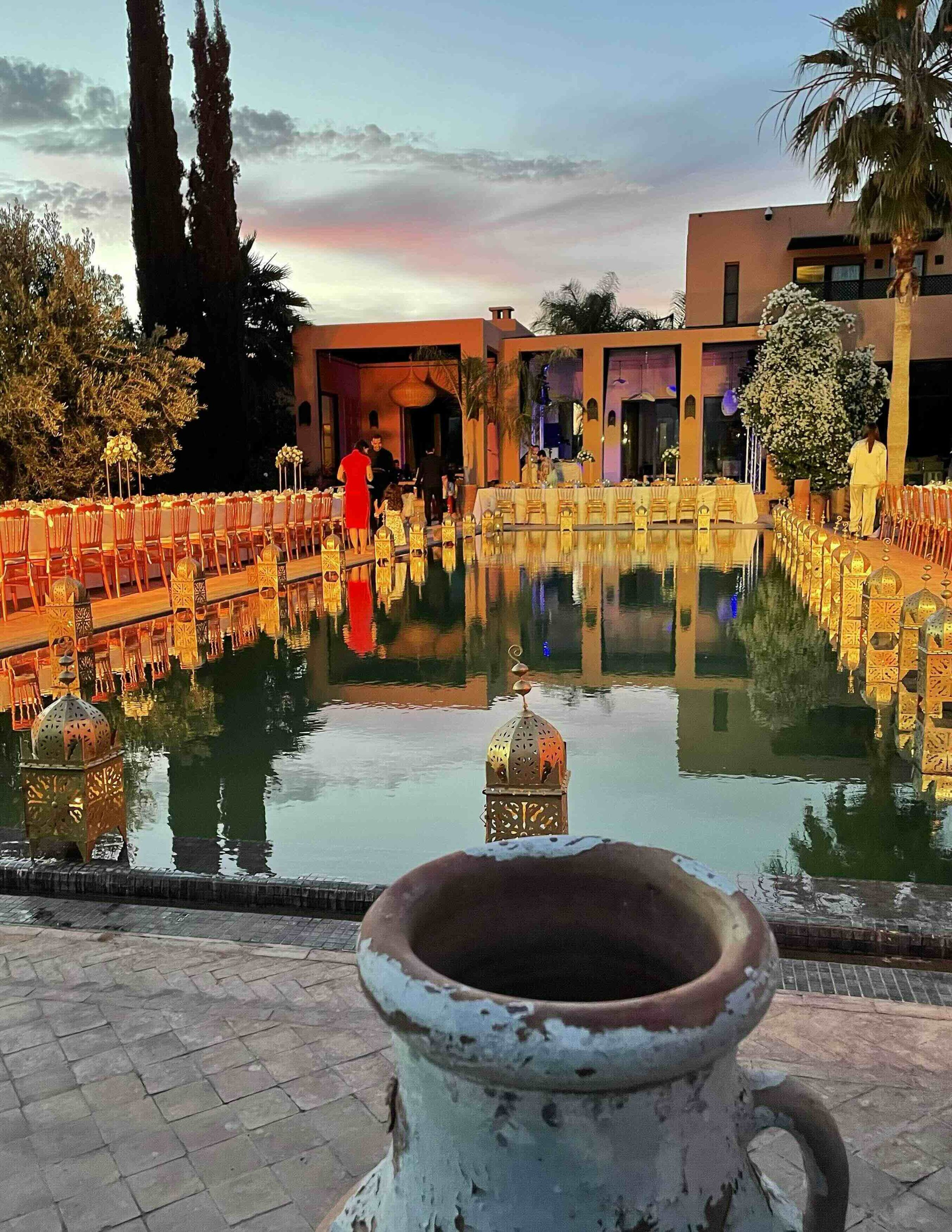 diner-mariage-nocturne-lanternes-marocaines-domaine-hayati-marrakech.jpeg