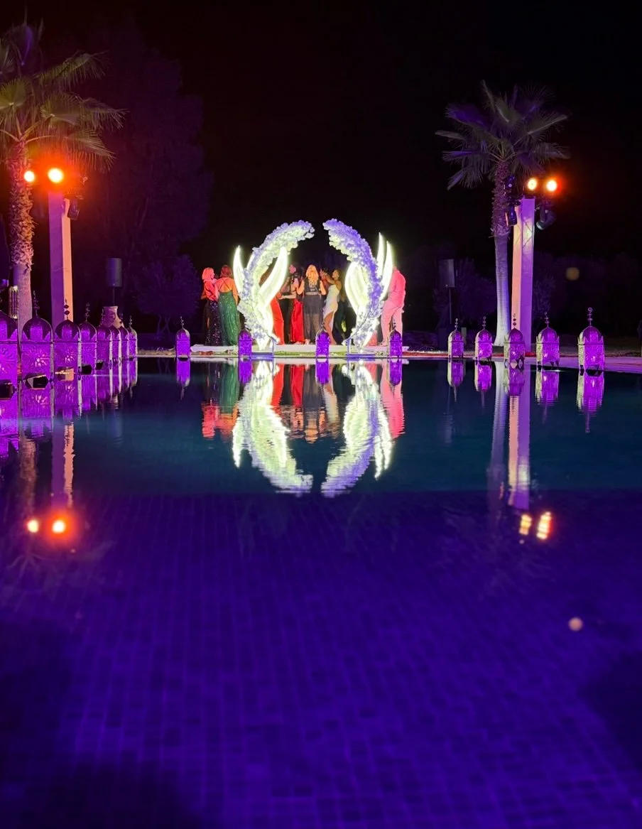 piste-danse-nocturne-arche-lumineuse-piscine-domaine-hayati-marrakech.jpg