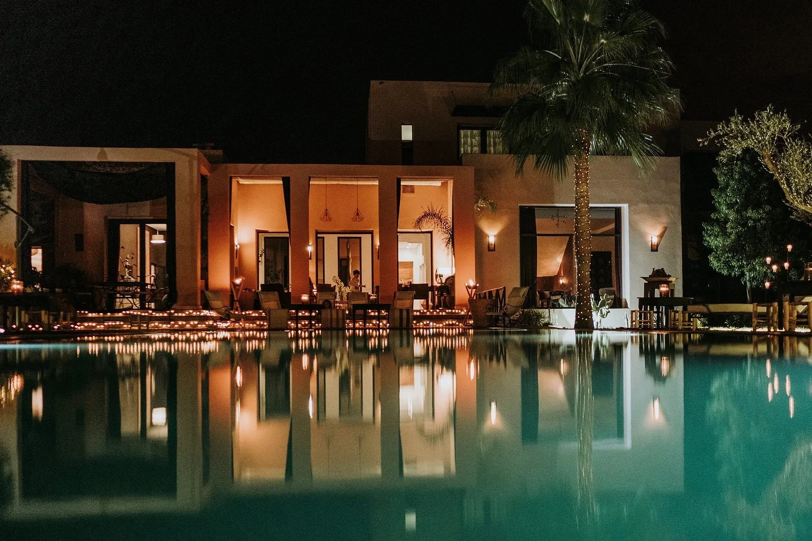 villa-nocturne-piscine-bougies-reflet-domaine-hayati-marrakech.jpg