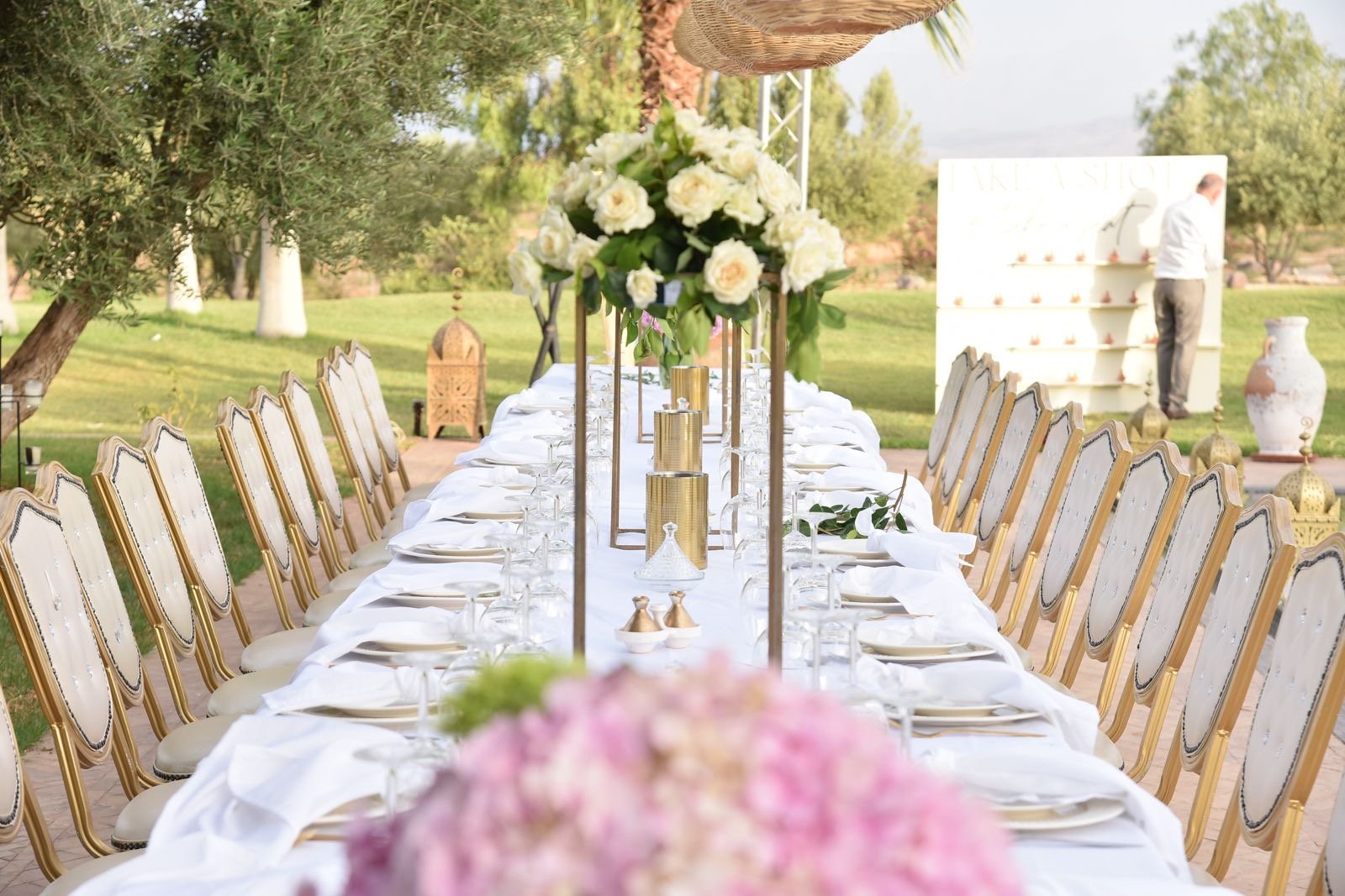 table-reception-centre-floral-dore-jardin-domaine-hayati-marrakech.jpg