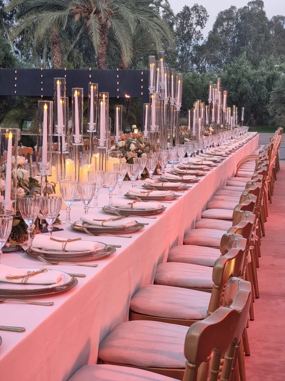 longue-table-mariage-bougies-eclairage-rose-domaine-hayati-marrakech.jpg