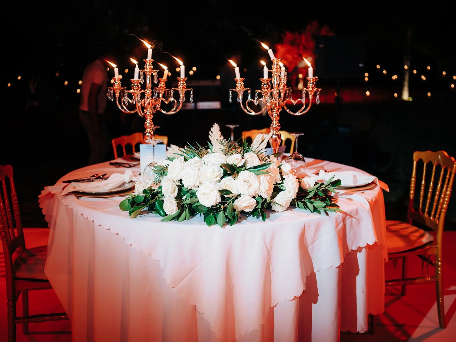 table-des-maries-chandeliers-nocturne-domaine-hayati-marrakech.jpg