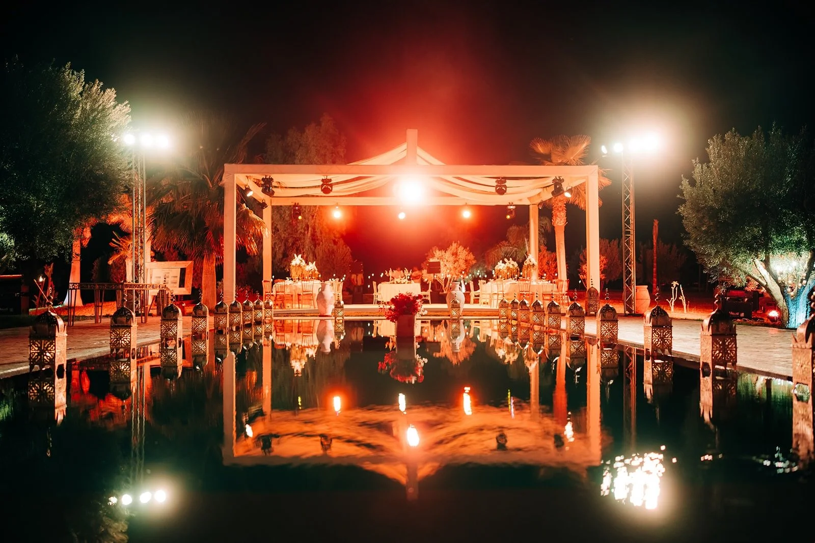 diner-sous-pergola-reflet-piscine-nocturne-domaine-hayati-marrakech.jpeg