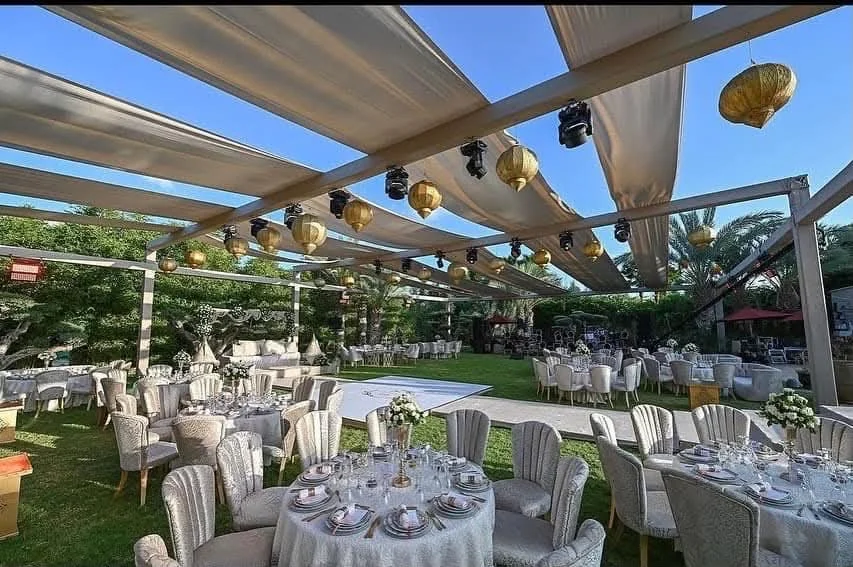 reception-couverte-pergola-lanternes-dorees-domaine-hayati-marrakech.jpg