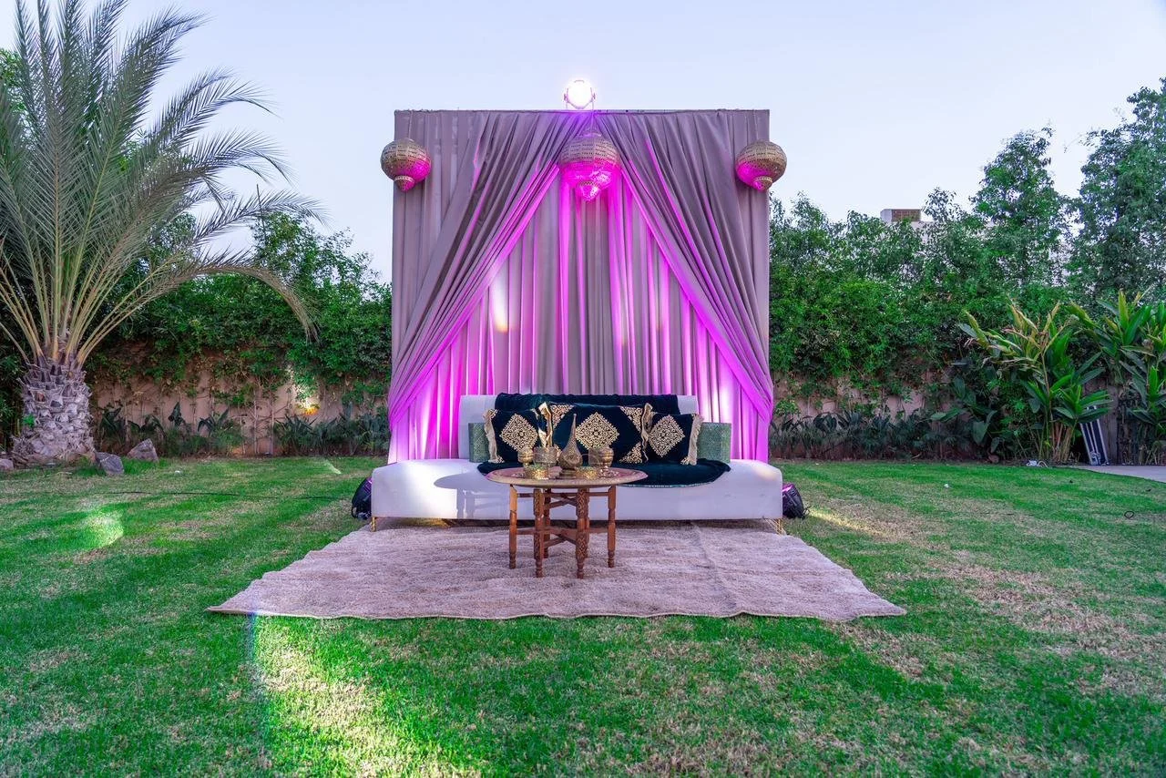 salon-henna-night-eclairage-rose-domaine-hayati-marrakech.jpg