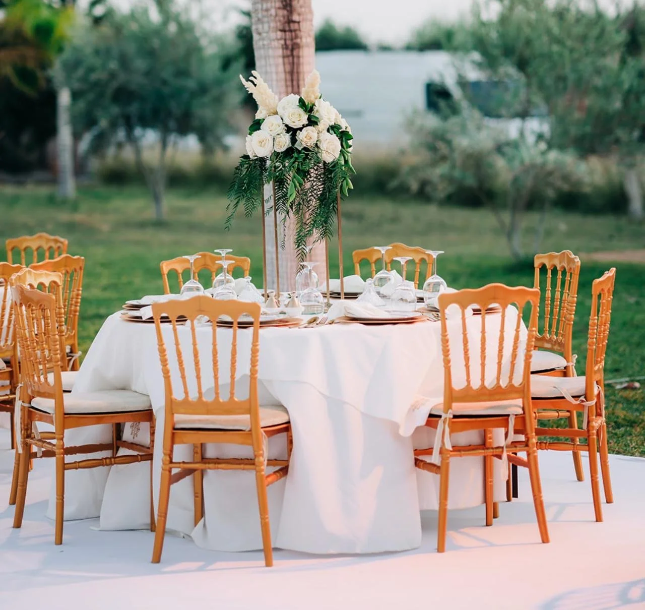 table-ronde-chaises-dorees-centre-floral-crepuscule-domaine-hayati-marrakech.jpg
