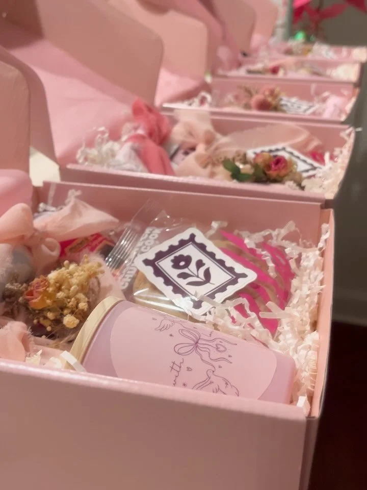 I love branded gift boxes that also feel personal💖 each one thoughtfully made from little details to finishing touches, it is all about creating moments that spark joy and make someone feel seen and appreciated!✨🥰

#giftboxes #withloveskye #thought