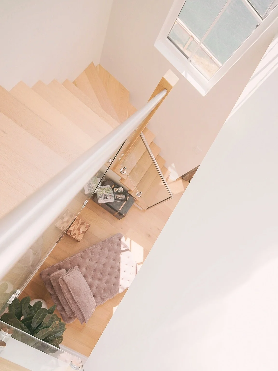 Thoughtful design deserves thoughtful storytelling.

A dreamy Bowen Island waterfront home where design and lifestyle flow seamlessly.

✨ DM us to elevate your next listing or design project.

@laskoassociates 

#FieldDayCreative #RealEstatePhotograp