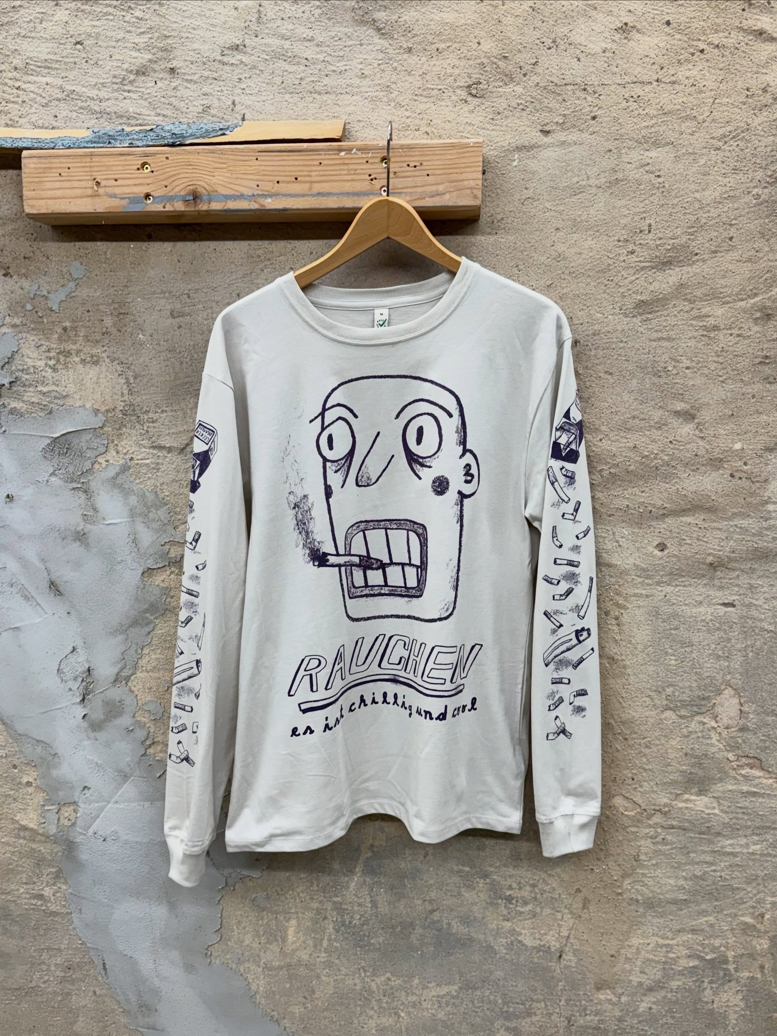 leandro and i made a new longsleeve 🧶 its for anyone who is a passionate smoker, beginner smoker or smoking ally. you could also wear it &bdquo;ironically&ldquo; if you hate smoking. 🚬 

100% fair trade cotton, screen printed in brandenburg 🤝
ther