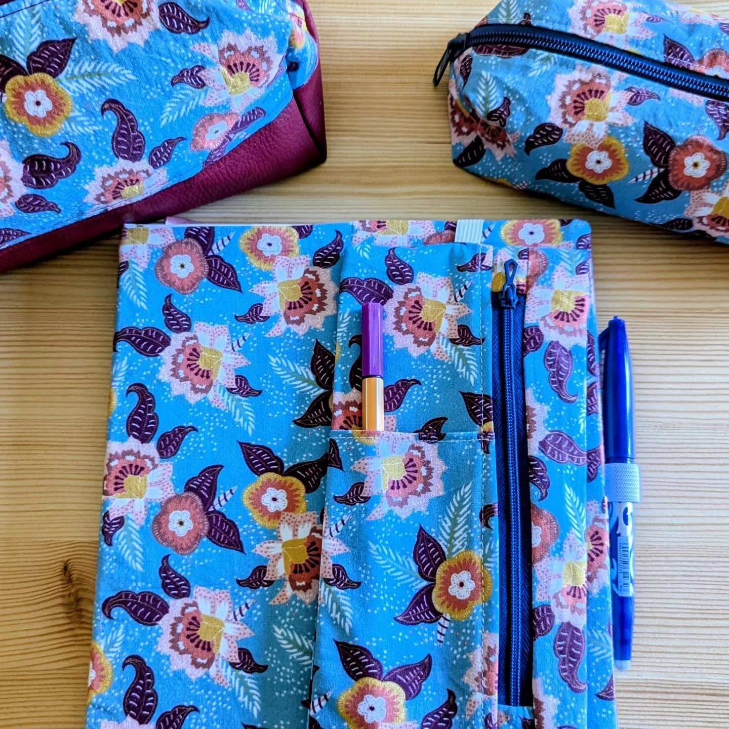 Une jolie rentrée ? 
Quoi de mieux que de coudre soi-même ses accessoires de rentrée ? 
Avec les ateliers d'initiation, c'est possible et surtout sans pression, dans la bonne humeur et accompagné pour de très belles