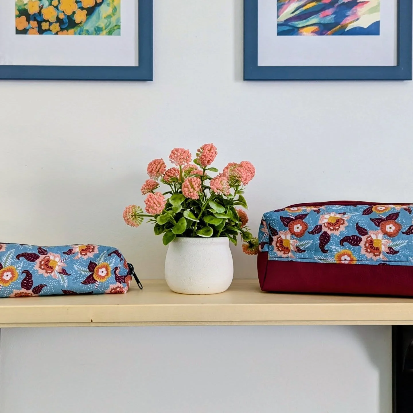 Atelier initiation:  la trousse
Dans cet atelier de trousse rectangulaire, tu apprendras à poser une fermeture éclair. 
Il y a deux tailles possibles avec chacune 2 options: version un tissu ou deux tissus (bas en simili cuir sur la mi