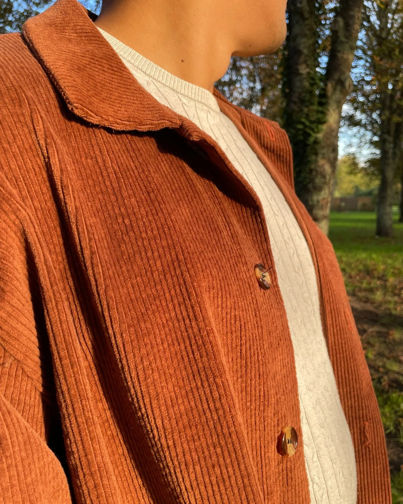 Un peu de couture homme par ici!
C'est assez rare mais ça arrive! Je couds aussi pour mon homme.
Voilà sa veste  pour cet automne cousue dans un velours marron trouvé au @salonsdiy 
Il s'agit du modèle Ma chemise au Canad