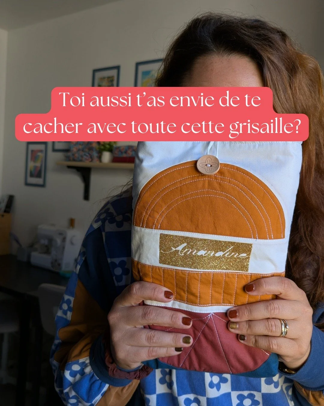 Voir la vie en couleurs!!
Le patchwork te tente? Viens me voir en atelier.
Moi , c'est Amandine, prof de couture. Je te propose des moments créatifs enrichissants qui te permettent de colorer et de personnaliser tes accessoires!
Plus d'infos