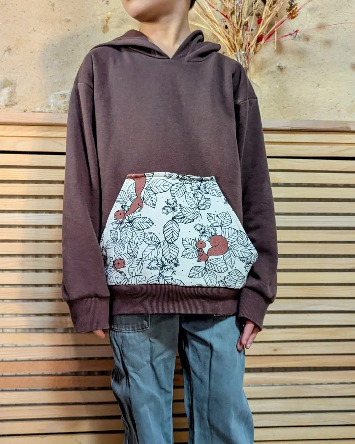 Sweat &eacute;cureuil Num&eacute;ro 1!

Pour Noel, j'ai r&eacute;ussi &agrave; coudre des tenues pour mes enfants. Je commence par Nath&eacute;o et en fait c'est la tenue qui m'a demand&eacute; le moins d'effort car le sweat n'est pas cousu main. Je 