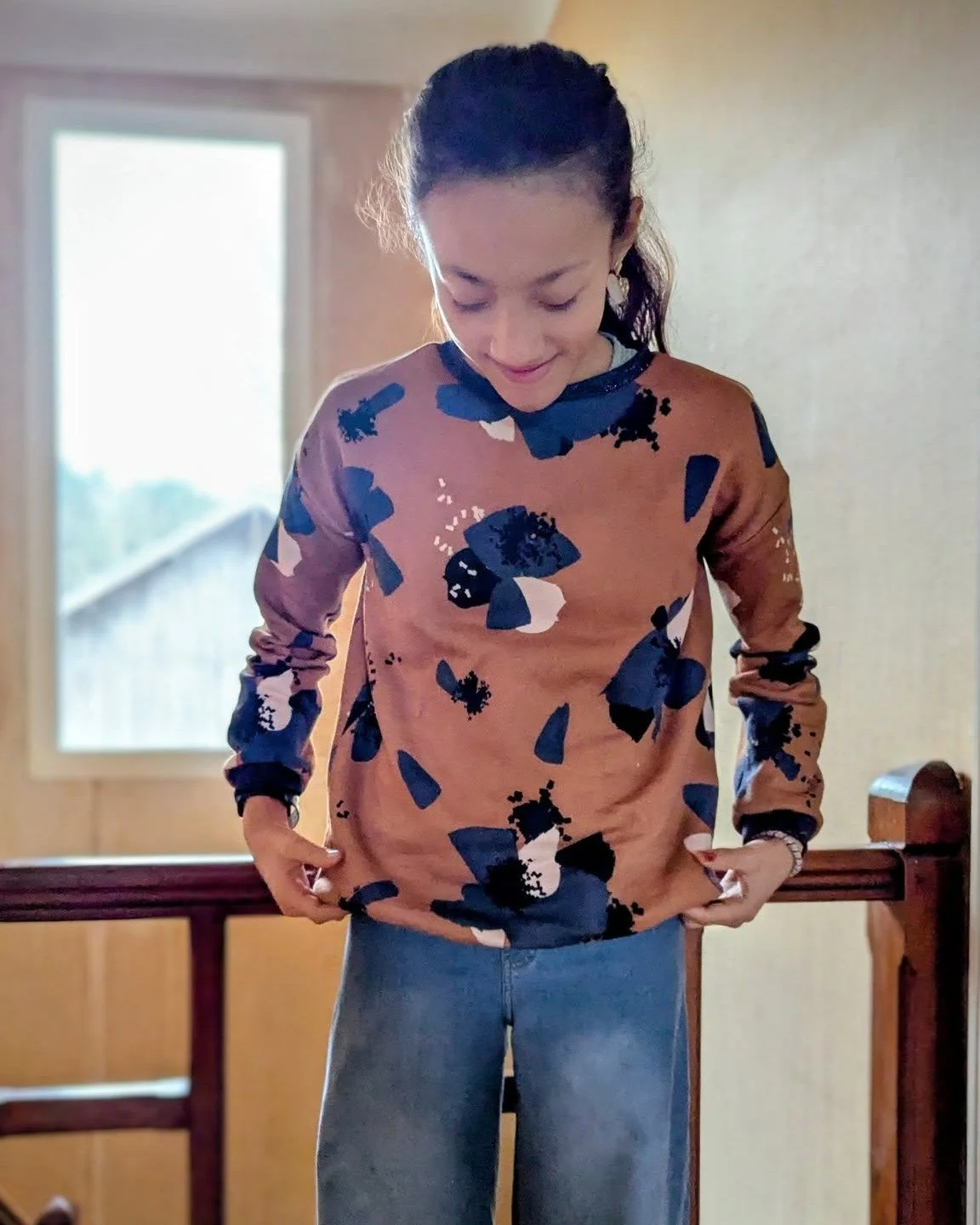 La passion des sweats

Ma&euml;lyne a la passion des sweats donc pour no&euml;l , je lui en avais cousu un. Le voil&agrave; port&eacute;! 
Il s'agit du sweat @marmai_patterns cousu dans le joli tissu @eglantineetzoe 
On l'avait choisi ensemble au sal